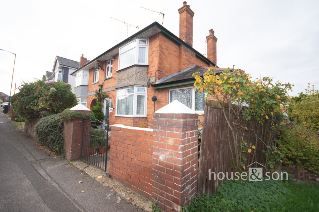 Lot: 105 - FLAT FOR IMPROVEMENT WITH PARKING TO REAR AND GARDEN - Front elevation